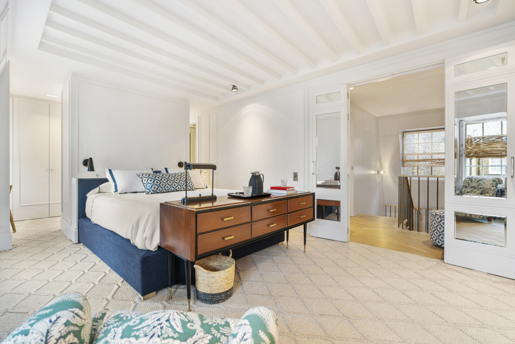 5 Lennox Gardens Mews, London, SW1X 0DP