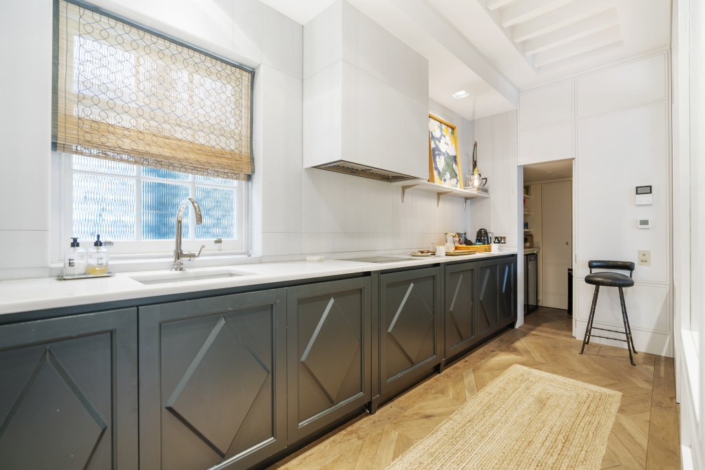 5 Lennox Gardens Mews, London, SW1X 0DP