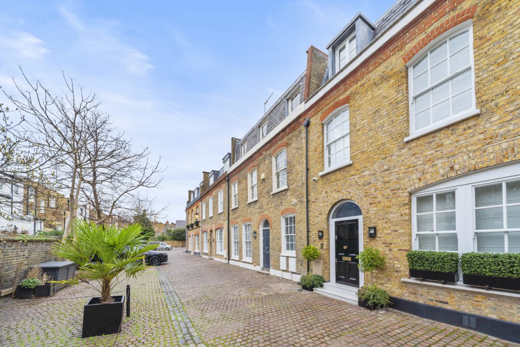 5 Lennox Gardens Mews, London, SW1X 0DP