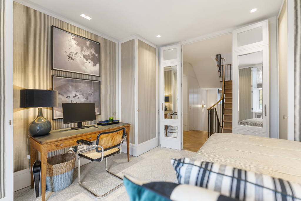 5 Lennox Gardens Mews, London, SW1X 0DP